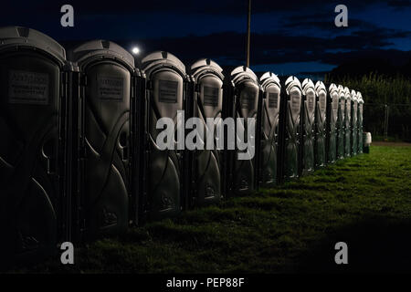 Glanusk Park, Brecon Galles, 16 agosto 2018. La prima sera del Green Man festival di musica nel Brecon Beacons Montagne in Galles. Il sito è aperto il giorno prima della festa vera e propria. Foto: le righe del portatile loos pronto per agli spettatori del festival. Credito: Rob Watkins/Alamy Live News Foto Stock