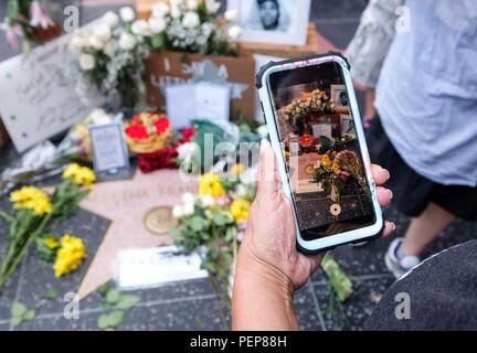 Los Angeles, Stati Uniti d'America. 16 Ago, 2018. I fiori sono posti su Aretha Franklin star a Hollywood Walk of Fame a Los Angeles, negli Stati Uniti, su agosto 16, 2018. U.S. icona culturale Aretha Franklin è morto giovedì nella sua casa di Detroit, Michigan, a 76 anni dopo una battaglia con il cancro pancreatico. Credito: Zhao Hanrong/Xinhua/Alamy Live News Foto Stock