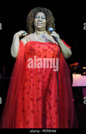 FILE: 16 Ago 2018. |Aretha Franklin passa via di età compresa tra i 76. Foto: Hollywood, FL - MARZO 16 : Aretha Franklin esegue al Hard Rock live presso il Seminole Hard Rock hotel e casinò a Marzo 16, 2010 in Hollywood Florida Persone: Aretha Franklin Credit: tempeste Media Group/Alamy Live News Foto Stock