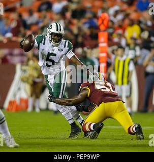 Landover, Maryland, Stati Uniti d'America. Agosto 16, 2018: New York getti QB #5 Teddy Bridgewater scivola via da Washington Redskins LB #51 Shaun Dion Hamilton durante una stagione NFL partita di calcio tra Washington Redskins e il New York getti alla FedEx in campo Landover, MD. Justin Cooper/CSM Credito: Cal Sport Media/Alamy Live News Foto Stock