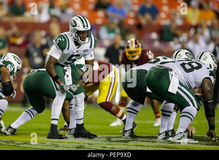 Landover, Maryland, Stati Uniti d'America. Agosto 16, 2018: New York getti QB #5 Teddy Bridgewater passa un segnale per la sua ampia ricevitore durante una stagione NFL partita di calcio tra Washington Redskins e il New York getti alla FedEx in campo Landover, MD. Justin Cooper/CSM Credito: Cal Sport Media/Alamy Live News Foto Stock