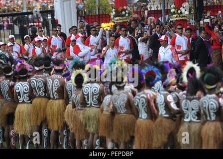 (180817) -- JAKARTA, AUG. 17, 2018 (Xinhua) -- Il Presidente indonesiano Joko Widodo detiene una torcia durante la torcia il relè a Merdeka Palace a Jakarta, Indonesia, Agosto 17, 2018.(Xinhua/Zulkarnain) Foto Stock