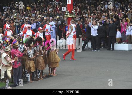 (180817) -- JAKARTA, AUG. 17, 2018 (Xinhua) -- Il Presidente indonesiano Joko Widodo detiene una torcia durante la torcia il relè a Merdeka Palace a Jakarta, Indonesia, Agosto 17, 2018.(Xinhua/Zulkarnain) Foto Stock