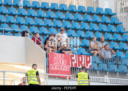 Craiova, Romania. 16 Ago, 2018. Calcio Europa League, Qualifica Round 3, ritorno, CS Universitatea Craiova vs RB Leipzig a Ion-Oblemenco Stadium. I fan di RB Leipzig sono seduti nelle gabbie. Credito: Catalin Soare/dpa/Alamy Live News Foto Stock