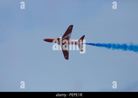 Eastbourne, Regno Unito. 17 Ago, 2018. RAF frecce rosse display a Eastbourne Airshow di enorme nella parte anteriore del folle sulla spiaggia e sul lungomare. L'Airshow di è un evento gratuito che continua il sabato e la domenica. Credito: Keith Larby/Alamy Live News Foto Stock