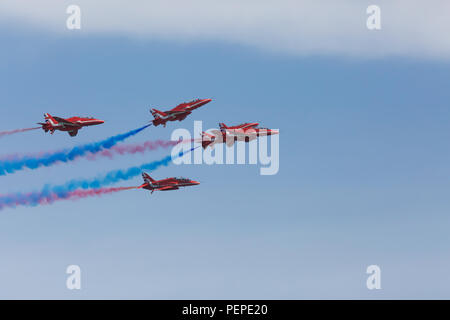 Eastbourne, Regno Unito. 17 Ago, 2018. RAF frecce rosse display a Eastbourne Airshow di enorme nella parte anteriore del folle sulla spiaggia e sul lungomare. L'Airshow di è un evento gratuito che continua il sabato e la domenica. Credito: Keith Larby/Alamy Live News Foto Stock