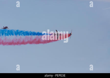 Eastbourne, Regno Unito. 17 Ago, 2018. RAF frecce rosse display a Eastbourne Airshow di enorme nella parte anteriore del folle sulla spiaggia e sul lungomare. L'Airshow di è un evento gratuito che continua il sabato e la domenica. Credito: Keith Larby/Alamy Live News Foto Stock