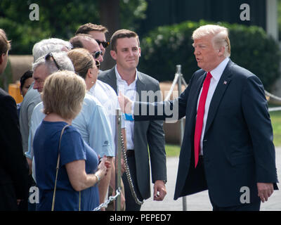 Washington, Stati Uniti d'America. Il 17 agosto 2018. Il Presidente degli Stati Uniti, Trump saluta ben wishers prima di incontrare i giornalisti durante una improvvisata premere la disponibilità sul prato Sud della Casa Bianca di Washington, DC il venerdì 17 agosto, 2018. Il Presidente si recherà a Southampton, New York dove egli parteciperà a una tavola rotonda con i sostenitori prima di andare a Bedminster, New Jersey dove egli trascorrere il fine settimana. Credito: Ron Sachs/CNP | Utilizzo di credito in tutto il mondo: dpa picture alliance/Alamy Live News Foto Stock