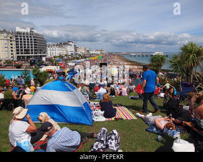 Eastbourne, Regno Unito. 17 Ago, 2018. Eastbourne: Airshow migliaia rivestita Eastbourne seafront per il giorno 2 di Eastbourne International Air Show in calde giornate di sole. Credito: James Bell/Alamy Live News Foto Stock