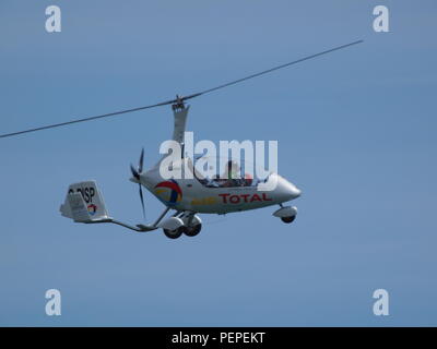 Eastbourne, Regno Unito. 17 Ago, 2018. Eastbourne: Airshow migliaia rivestita Eastbourne seafront per il giorno 2 di Eastbourne International Air Show in calde giornate di sole. Credito: James Bell/Alamy Live News Foto Stock