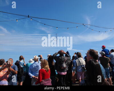 Eastbourne, Regno Unito. 17 Ago, 2018. Eastbourne: Airshow migliaia rivestita Eastbourne seafront per il giorno 2 di Eastbourne International Air Show in calde giornate di sole. Credito: James Bell/Alamy Live News Foto Stock