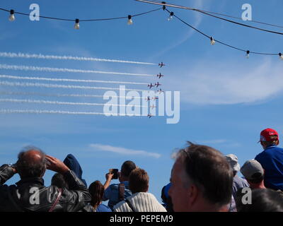 Eastbourne, Regno Unito. 17 Ago, 2018. Eastbourne: Airshow migliaia rivestita Eastbourne seafront per il giorno 2 di Eastbourne International Air Show in calde giornate di sole. Credito: James Bell/Alamy Live News Foto Stock