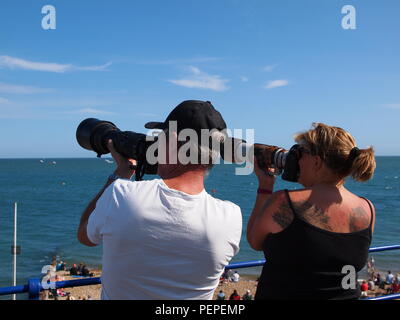 Eastbourne, Regno Unito. 17 Ago, 2018. Eastbourne: Airshow migliaia rivestita Eastbourne seafront per il giorno 2 di Eastbourne International Air Show in calde giornate di sole. Credito: James Bell/Alamy Live News Foto Stock