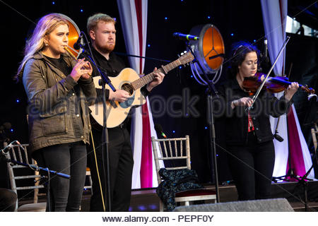 Drogheda, Irlanda. Il 17 agosto 2018. Drogheda, Irlanda. Il 17 agosto 2018. Tre membri di Draíocht eseguire sul palco del Fleadh Cheoil di Drogheda, Irlanda. Credito: Clearpix/Alamy Live News Credito: Clearpix/Alamy Live News Credito: Clearpix/Alamy Live News Foto Stock