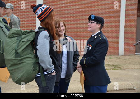 Pvt. Rolanda Harris, società D, 31 Engineer battaglione, le catture con le sue sorelle, Kristen, sinistra e Megan Unlist, dopo aver conseguito la laurea da una stazione di formazione dell'unità. Harris è uno dei primi due esercito femmina di riserva 12Bs che laureato gen. 15 da Fort Leonard Wood. Ora sta tornando a casa sua unità di sede e Sede Società, ingegnere 478th battaglione, Fort Thomas, Ky. 12B è il militare specialità professionali di identificatore per combattere gli ingegneri, un campo che fino al 2015 non era aperto alle donne. Gli ingegneri di combattimento eseguire la costruzione e le attività di demolizione durante il combattimento o durante la c Foto Stock