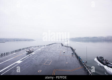 160115-N-GZ947-031 OCEANO PACIFICO (GEN. 15, 2016) - marinai uomo le rotaie sulla USS John C. Stennis' (CVN 74) ponte di volo come la nave prende il via per una regolare distribuzione pianificata. Fornire un contro-forza pronta per la protezione e la difesa collettiva degli interessi marittimi, Stennis è operante negli Stati Uniti La terza area della flotta di operazioni per un pacifico occidentale la distribuzione. (U.S. Foto di Marina di Massa lo specialista di comunicazione di terza classe Kenneth Rodriguez Santiago / rilasciato) Foto Stock