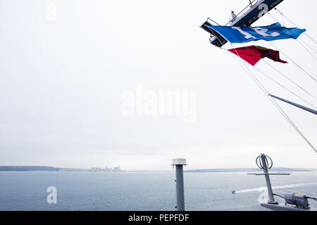 160115-N-GZ947-043 OCEANO PACIFICO (GEN. 15, 2016) - USS John C. Stennis CVN (74), a Bremerton, nello Stato di Washington, homeported carrier, vola il dodicesimo uomo bandiera come passa Seattle mentre transitano sul Puget Sound come parte di una regolare distribuzione pianificata. Il dodicesimo uomo flag è un omaggio ai fan dei Seattle Seahawks. Fornire un contro-forza pronta per la protezione e la difesa collettiva degli interessi marittimi, Stennis è operante negli Stati Uniti La terza area della flotta di operazioni per un pacifico occidentale la distribuzione. (U.S. Foto di Marina di Massa lo specialista di comunicazione di terza classe Kenneth Rodriguez Santiago/ rilasciato) Foto Stock