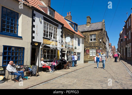 Persone turisti visitatori visitare il centro della città in estate Church Street Whitby North Yorkshire Inghilterra Regno Unito GB Gran Bretagna Foto Stock