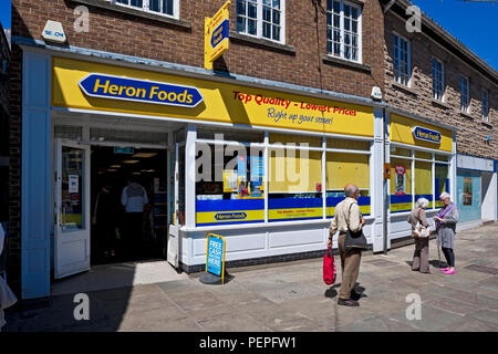 Il supermercato Heron Foods, negozio all'esterno Baxtergate Whitby North Yorkshire, Inghilterra, Regno Unito Foto Stock