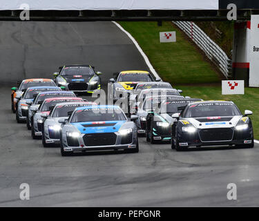 Ammassato start, Audi R8 LMS GT4, Audi Sport Seyffarth R8 LMS Cup, gara DTM incontro, Deutsche Tourenwagen Masters, Circuito del Grand Prix, Brands Hatch, Kent Foto Stock