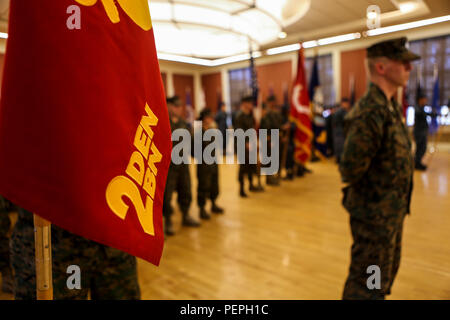 Stati Uniti Marines e marinai assegnato a seconda Marine Logistics Group (2D MLG) assistere ad una modifica del comando cerimonia al Marston Padiglione sul Camp Lejeune, N.C., 14 gennaio 2016. Stati Uniti Navy Capt. Rodney Gunning, comandante, 2D Battaglione dentale, trasferito il comando al cap. David Lowrey, che in precedenza era il comandante per il primo battaglione dentale. (U.S. Marine Corps foto di Sgt. Katelyn M. Hunter/rilasciato) Foto Stock