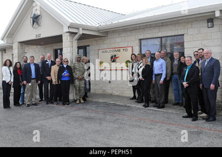 Col. Kevin D. Admiral, comandante del terzo reggimento di cavalleria, pone con il nuovo "partner comunitari segno" orgogliosamente esposti sul Harker Heights Camera di Commercio. Tutta la camera per includere Rob Robinson, sindaco di Harker Heights, è uscito per la presentazione. Foto Stock