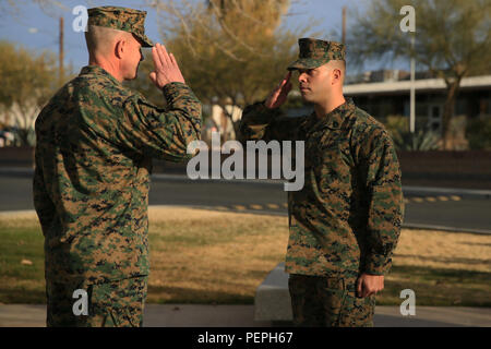 Master Sgt. Todd McKeown, Comandante generale del direttore amministrativo, saluta il Mag. Gen. Lewis A. Craparotta, centro di combattimento comandante generale, all'inizio di McKeown della cerimonia di promozione a lancia Cpl. Torrey L. campo grigio, Gennaio 19, 2016. Craparotta e Sgt. Il Mag. Karl Villalino, centro di combattimento Sergente Maggiore, appuntato i McKeown al rango di comandante sergente. (Gazzetta Marine Corps Foto di Cpl. Julio McGraw/ rilasciato) Foto Stock