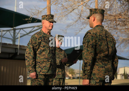 Principali gen. Lewis A. Craparotta, centro di combattimento Comandante generale e Master Sgt. Todd McKeown, Comandante generale del direttore amministrativo, stand in corrispondenza della posizione di attenzione come Sgt. Il Mag. Karl Villalino, centro di combattimento Sergente Maggiore, legge di McKeown promozione warrant lancia a CPL. Torrey L. campo grigio, Gennaio 19, 2016. (Gazzetta Marine Corps Foto di Cpl. Julio McGraw/ rilasciato) Foto Stock