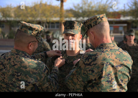 Principali gen. Lewis A. Craparotta, centro di combattimento Comandante generale e Sgt. Il Mag. Karl Villalino, centro di combattimento Sergente Maggiore, pin recentemente promosso Comandante Sergente. Todd McKeown, Comandante generale del direttore amministrativo, a Lance Cpl. Torrey L. campo grigio, Gennaio 19, 2016. (Gazzetta Marine Corps Foto di Cpl. Julio McGraw/ rilasciato) Foto Stock