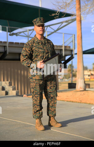 Master Sgt. Todd McKeown, Comandante generale del direttore amministrativo, parla con i familiari e i colleghi dopo la sua cerimonia di promozione a lancia Cpl. Torrey L. campo grigio, Gennaio 19, 2016. Il Mag. Gen. Lewis A. Craparotta, centro di combattimento Comandante generale e Sgt. Il Mag. Karl Villalino, centro di combattimento Sergente Maggiore, immobilizzato il recentemente promosso Comandante Sergente. (Gazzetta Marine Corps Foto di Cpl. Julio McGraw/ rilasciato) Foto Stock