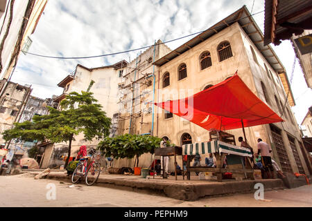 Stone Town, Zanzibar, 27 maggio - 2015: Cibo stallo nella città di pietra dei vicoli. Foto Stock