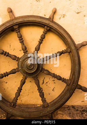 In legno Vintage Nave Volante contro la parete arancione sullo sfondo Foto Stock