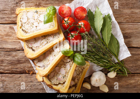 Terrina di pollo, gelatina, aspic con brioche servita con erbe e verdure vicino sul tavolo. parte superiore orizzontale vista da sopra Foto Stock