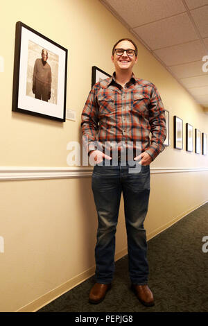 Thomas Sanders, un fotografo professionista da Sonoma, hanno partecipato a una galleria di apertura dei veterani ritratti al villaggio Belmount Senior Living a Cardiff dal mare, California, 20 gennaio, 2016. Sanders ha viaggiato a Belmount Village località in tutto il paese per fotografare più di 700 i veterani per il suo libro di ritratti e storie di coloro che servite. (U.S. Marine Corps photo by Lance Cpl. Caitlin conico) Foto Stock