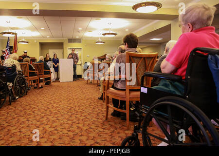 Thomas Sanders, un fotografo professionista da Sonoma, discute la fotografia durante una galleria apertura dei veterani ritratti al villaggio Belmount Senior Living a Cardiff dal mare, 20 gennaio, 2016. Sanders ha viaggiato a Belmount Village località in tutto il paese per fotografare più di 700 i veterani per il suo libro di ritratti e storie di coloro che servite. (U.S. Marine Corps photo by Lance Cpl. Caitlin conico) Foto Stock