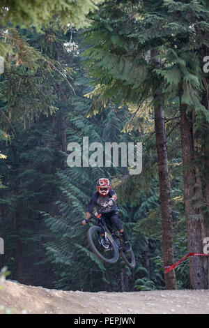 Adrien Loron (FRA) riding al quinto posto nel 2018 Crankworx Fox Air DH concorrenza in Whistler, BC, Canada. Agosto 15, 2018. Foto Stock