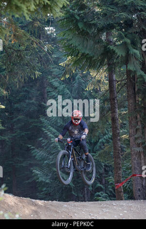 Adrien Loron (FRA) riding al quinto posto nel 2018 Crankworx Fox Air DH concorrenza in Whistler, BC, Canada. Agosto 15, 2018. Foto Stock
