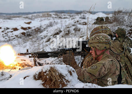 Spc. Ethan Mitchell (anteriore) e SPC. Raymon Najera (posteriore), entrambi i fanti assegnato alla truppa di K, 3° Stormo, 2° reggimento di cavalleria, il fuoco sul loro obiettivo con un M240 mitragliatrice durante il fustellato fire gestito da una joint-forza dell'arma squad live-fire esercizio Gen 18, a Konotop, Polonia. I soldati di cavalleria 3-2 condotto la squadra e di formazione di livello a fianco degli alleati polacco a sostegno del funzionamento Atlantic risolvere, una multinazionale di dimostrazione di continuato impegno degli Stati Uniti per la sicurezza collettiva di Organizzazione del Trattato del Nord Atlantico alleati. (U.S. Esercito foto di Sgt. Paige Behringer, decimo premere Ca Foto Stock