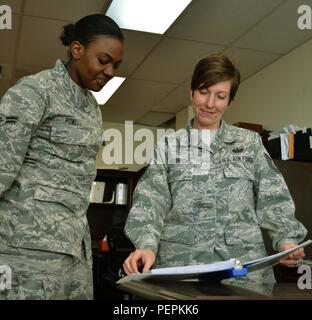 I membri dell'Air Force Honor Guard e dei cadetti della Civil Air Patrol dello Squadron 801 condussero addestramento presso la Horsham Air Guard Station, Pennsylvania, il 21 gennaio 2016. La sessione si è concentrata sulle procedure delle guardie d'onore, i doveri cerimoniali, la disciplina e il lavoro di squadra. I partecipanti hanno praticato marciate di precisione, formazioni di guardie colorate e protocollo per preparare i cadetti agli eventi cerimoniali, migliorando il coordinamento tra l'Air National Guard e la Civil Air Patrol e sostenendo attività di preparazione e rappresentanza pubblica. Foto Stock