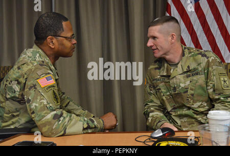 Sgt. Il Mag. dell'esercito Daniel Dailey colloqui con il comando Sgt. Il Mag. James Sims, il comando Sgt. Il Mag. dell'U.S. Esercito materiale comando, durante un Senior arruolato Consiglio tenutosi presso l'U.S. Esercito Risorse Umane comando, 20 gennaio, 2016. La SEC si riunisce con cadenza trimestrale per discutere di questioni che riguardano il benessere dei soldati. (U.S. Esercito foto di Sgt. 1. Classe gioia Dulen) Foto Stock