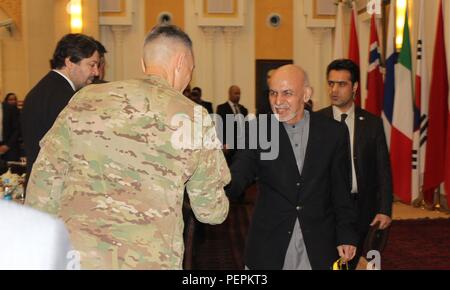 Stati Uniti Esercito il Mag. Gen. Gordon "saltare" Davis Jr., commander, combinati per la sicurezza nella fase di transizione, Command-Afghanistan è accolto dal Presidente afghano Ashraf Ghani al sesto incontro di supervisione e di coordinamento presso il Palazzo Presidenziale, Kabul, Afghanistan. Nazione del donatore ambasciatori, combinata di sicurezza Command-Afghanistan transizione personale e i partner internazionali hanno aderito i leader afghani per esaminare i progressi compiuti in materia di trasparenza, responsabilità e convenienza iniziative nell'ambito della sicurezza afghana istituzioni. (Militari USA FOTO DI Lt. La carità Edgar/rilasciato) Foto Stock