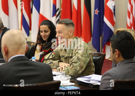 Stati Uniti Esercito il Mag. Gen. Gordon "saltare" Davis Jr., commander, combinati per la sicurezza nella fase di transizione, Command-Afghanistan sorrisi come il sesto incontro di supervisione e di coordinamento dà dei calci fuori al palazzo presidenziale, Kabul, Afghanistan. Nazione del donatore ambasciatori, combinata di sicurezza Command-Afghanistan transizione personale e i partner internazionali hanno aderito i leader afghani, incluso il presidente Ashraf Ghani, per esaminare i progressi compiuti in materia di trasparenza, responsabilità e convenienza iniziative nell'ambito della sicurezza afghana istituzioni. (Militari USA FOTO DI Lt. La carità Edgar/rilasciato) Foto Stock