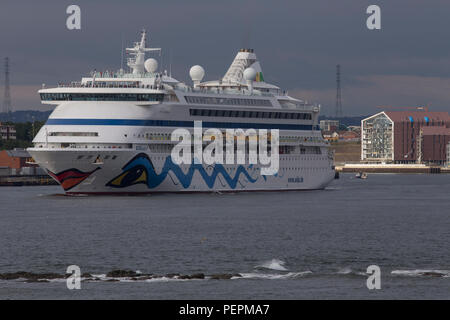 La nave di crociera Auraaida lasciando il Tyne Foto Stock