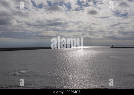 Cruise Ferry e liner e lasciando entrare nel fiume TYne Foto Stock