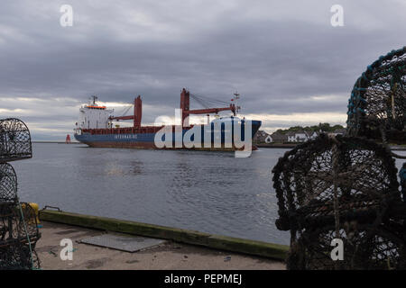 General cargo di entrare nel fiume Tyne Foto Stock