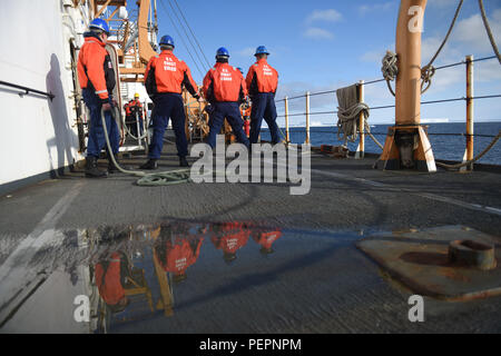 Membri del guardacoste Stella Polare deck reparto linee maniglia per recuperare la taglierina della barca mentre in corso in McMurdo Sound, Antartide, Gennaio 6, 2016. La taglierina barca, capace di acque in transito dove il rompighiaccio, non è una parte importante della capacità del personale di volo per compiere la loro missione. (U.S. Coast Guard foto di Sottufficiali di 2a classe di concedere DeVuyst) Foto Stock