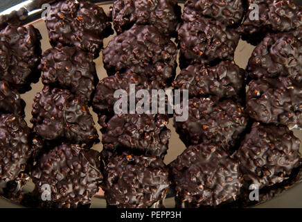 Biscotti al cioccolato su un vassoio di metallo Foto Stock