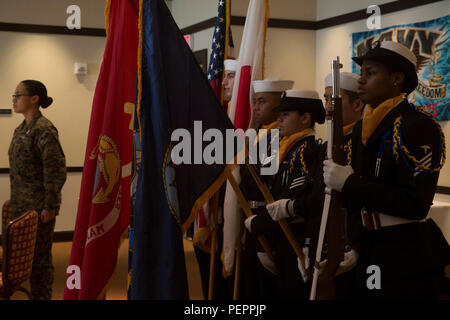 I marinai in una guardia a colori della Marina degli Stati Uniti sono all'attenzione dell'inno nazionale degli Stati Uniti durante la cerimonia del III Marine Expeditionary Force Sailor of the Year a Camp Foster, Okinawa, Giappone, il 29 gennaio 2016. L'evento onora i sottufficiali della Marina del 3rd Medical Battalion e 3rd Dental Battalion, 3rd Marine Logistics Group, III MEF. La cerimonia mostra le tradizioni militari, il protocollo formale, la rappresentanza dell'unità e il riconoscimento dell'eccellenza del servizio. Foto Stock