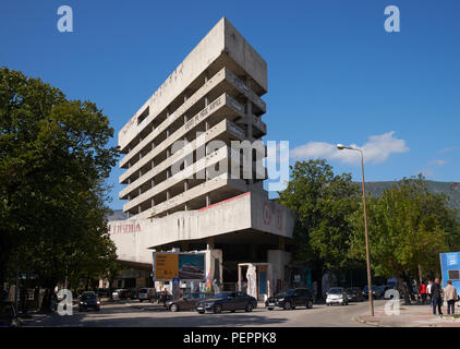 I derelitti ex banca Ljubljanska a Mostar, Bosnia e Erzegovina, è stato chiamato il "Torre niper' poiché la guerra nei Balcani negli anni novanta. Foto Stock