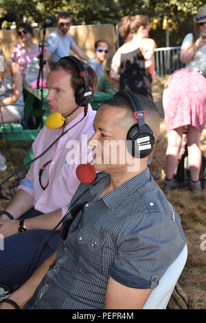 Latitude Festival, Henham Park, Suffolk, Regno Unito Luglio 2018. Clive Lewis, manodopera manodopera sud MP, prendendo parte a Giovanni Pienaar la domenica mattina BBC Radio 5 L Foto Stock